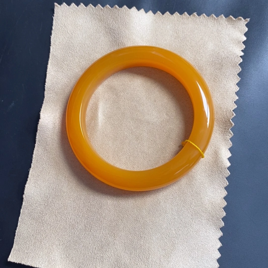 军***颈饰未镶嵌石英质玉（缅黄）
