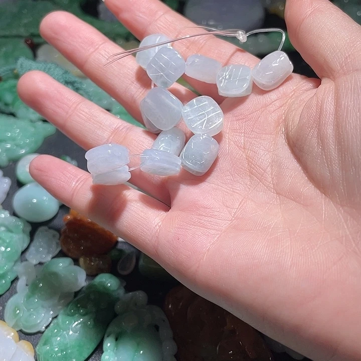 颈饰未镶嵌翡翠，