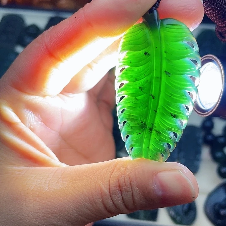 蛇纹石玉未镶嵌挂件泰山玉金枝玉叶