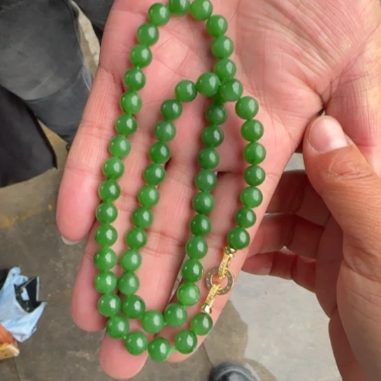和田玉颈饰未镶嵌俄罗斯卡8色标级正阳绿，个别点