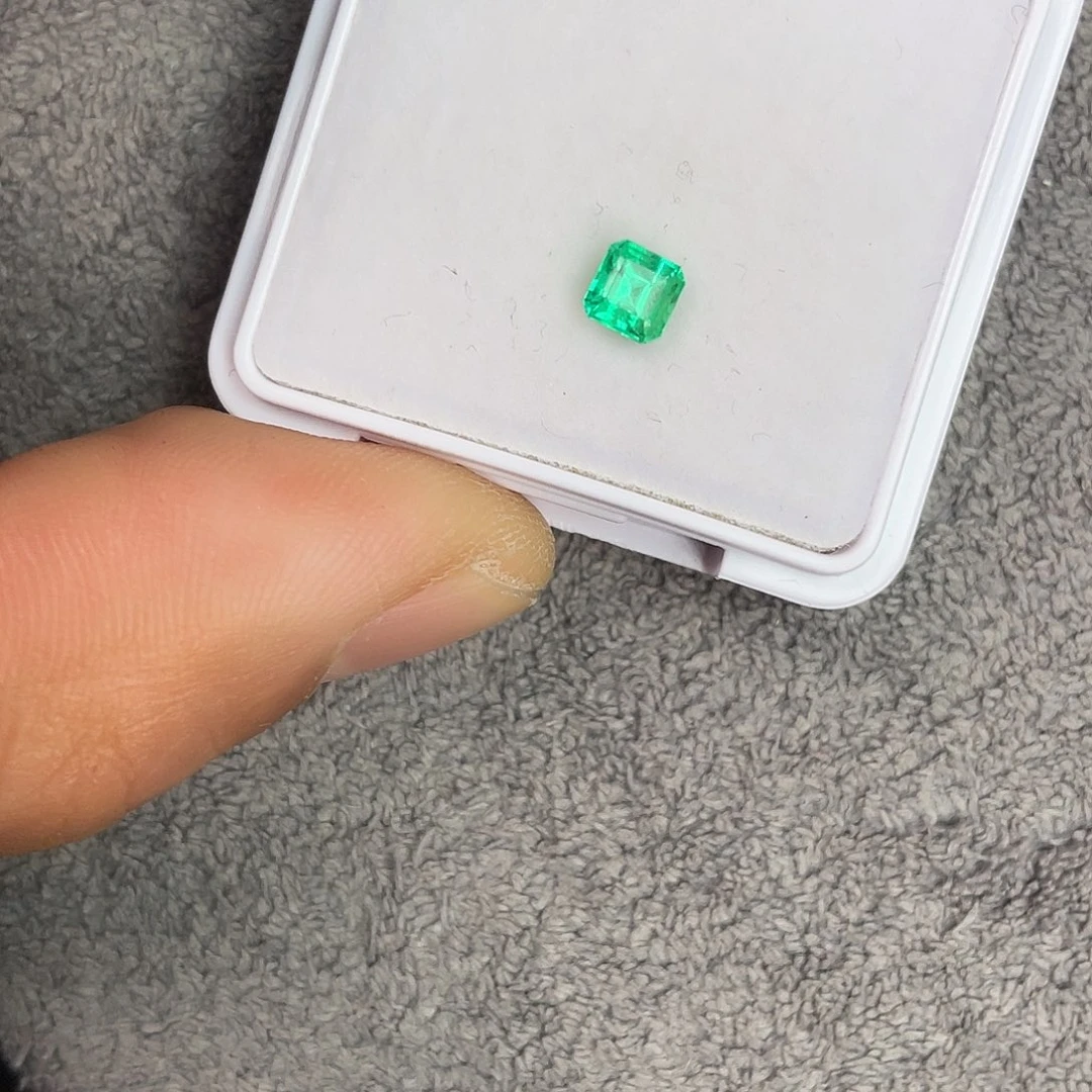 祖母绿裸石未镶嵌汐*0.473Ct。