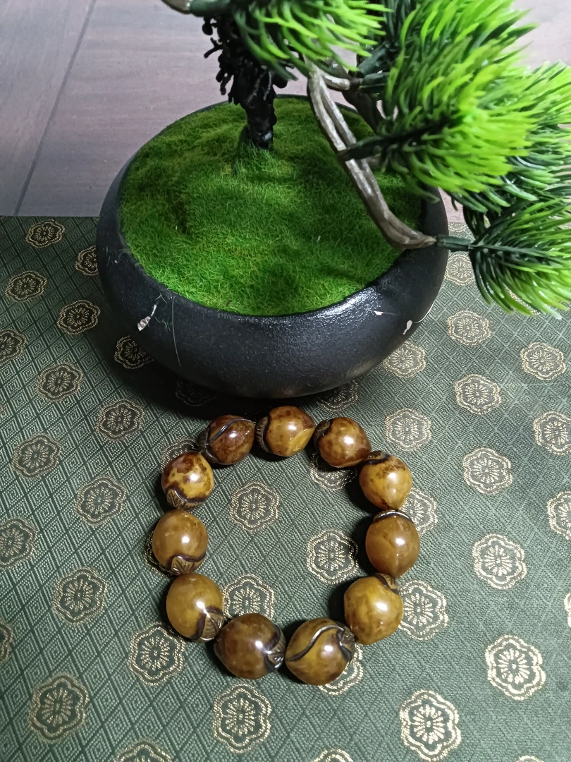 蜜蜡雕仙桃手串.