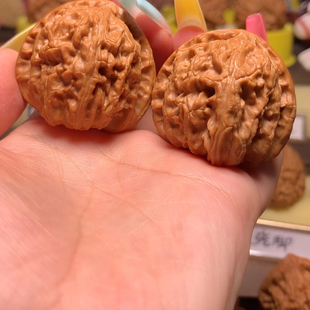 文玩核桃吊坠三角白40