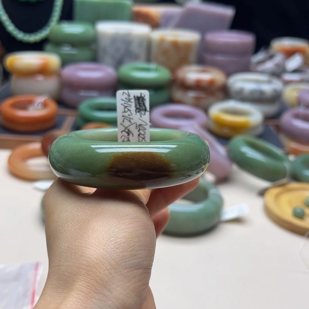 亿***家未镶嵌手镯石英岩玉