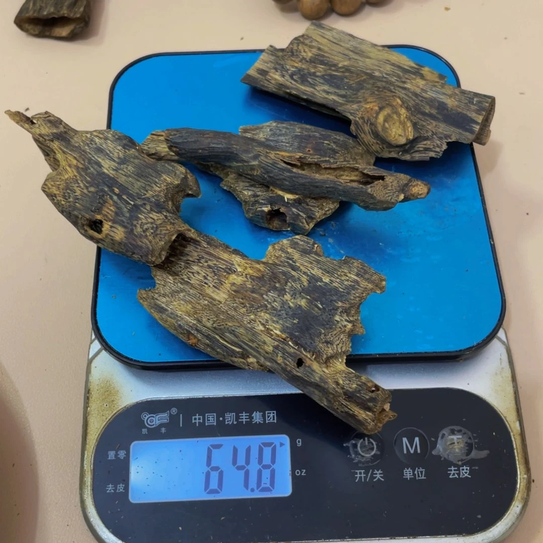 沉香木摆件牧*牧张勺子虫漏64克