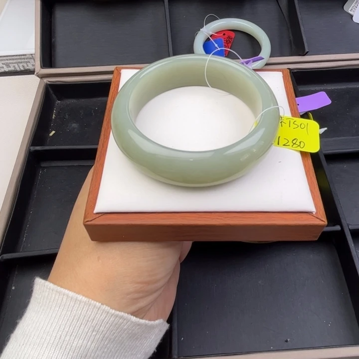 未镶嵌手镯和田玉七月