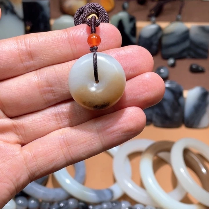 和田玉（糖玉）未镶嵌颈饰平安扣
