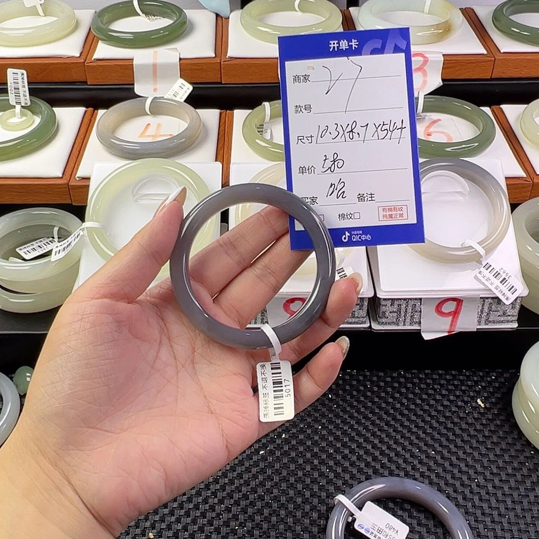 哈***哈和田玉手镯未镶嵌