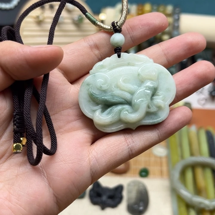 蛇纹石玉未镶嵌颈饰