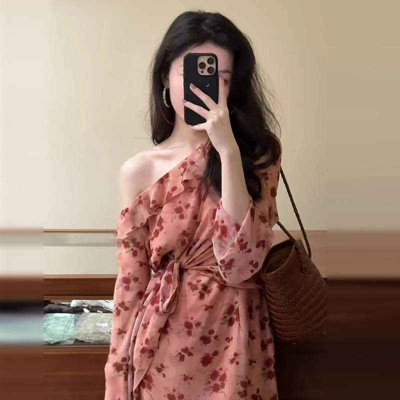 2025新款法式高级感碎花连衣裙子女夏季设计感斜肩荷叶边收腰长裙