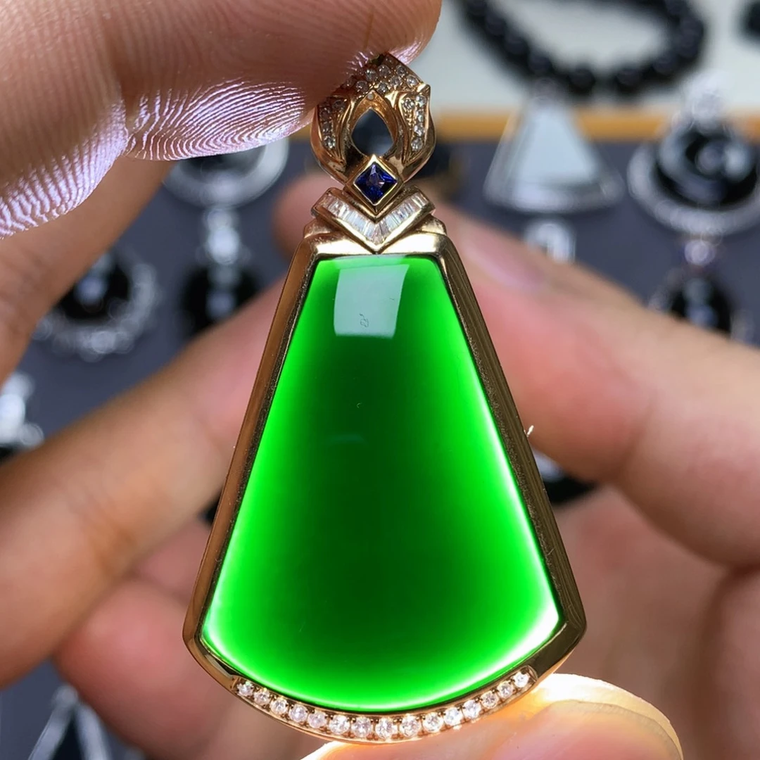 颈饰18K金镶嵌翡翠墨翠玻璃种无事牌