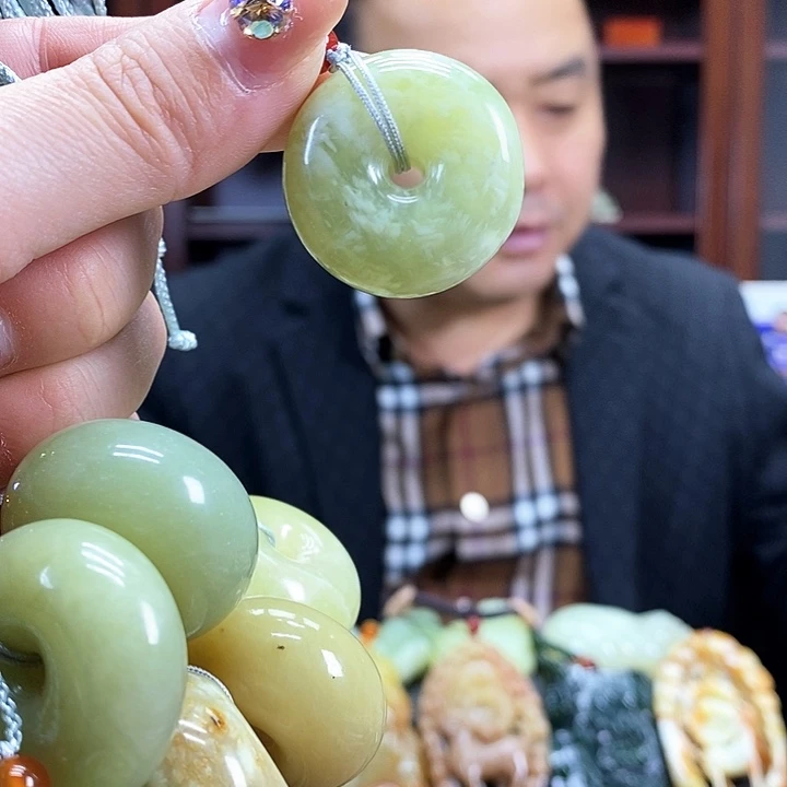 蛇纹石玉吊坠未镶嵌