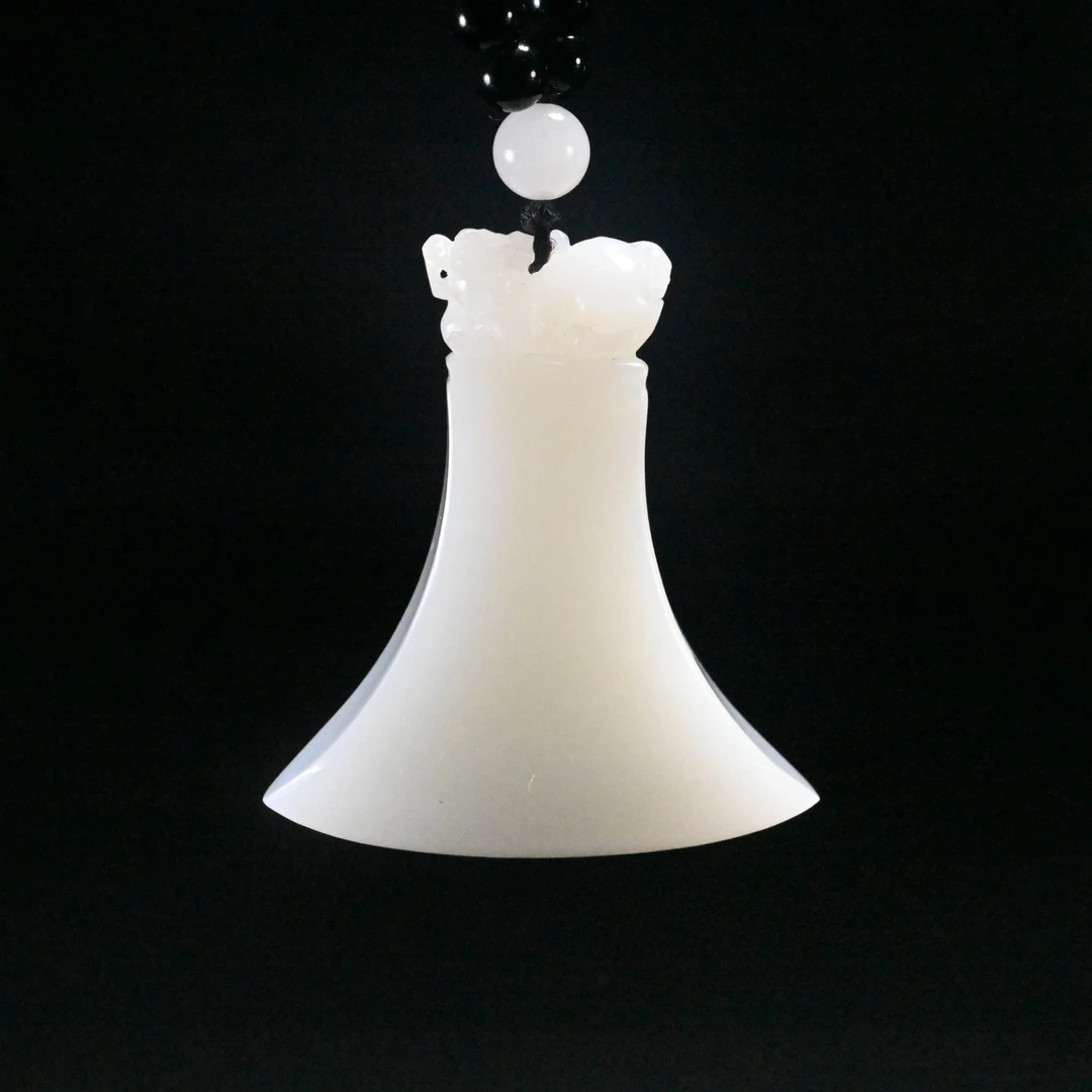 LOT8837 25YU103435 和田玉兽斧挂件/匡时