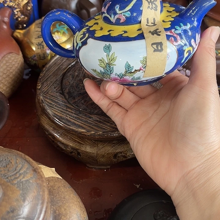 茶壶段泥原矿泥料手工制作的一把紫砂壶。