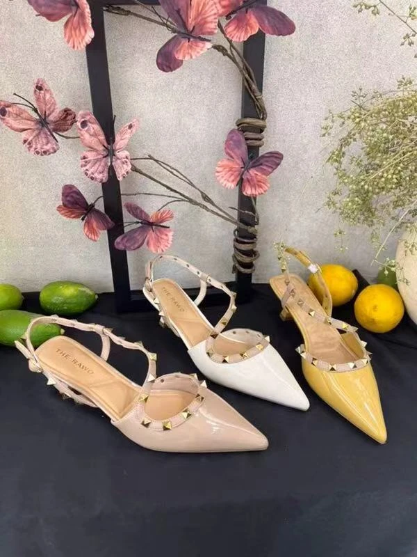 细跟漆皮高跟尖头浅口铆钉单鞋跟鞋包头粗跟赫本风