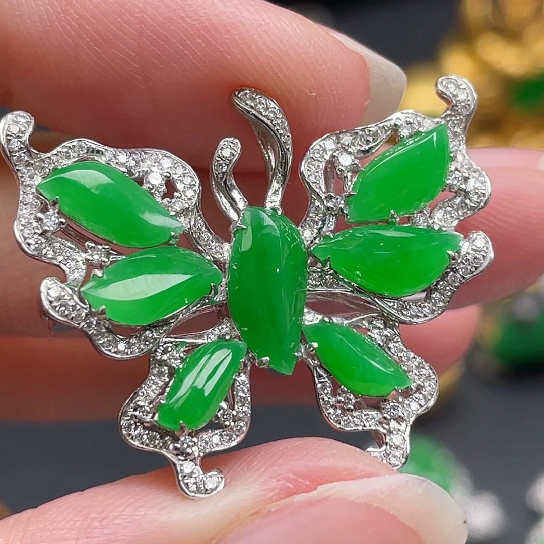 翡翠18K金镶嵌颈饰绿蛋面蝴蝶