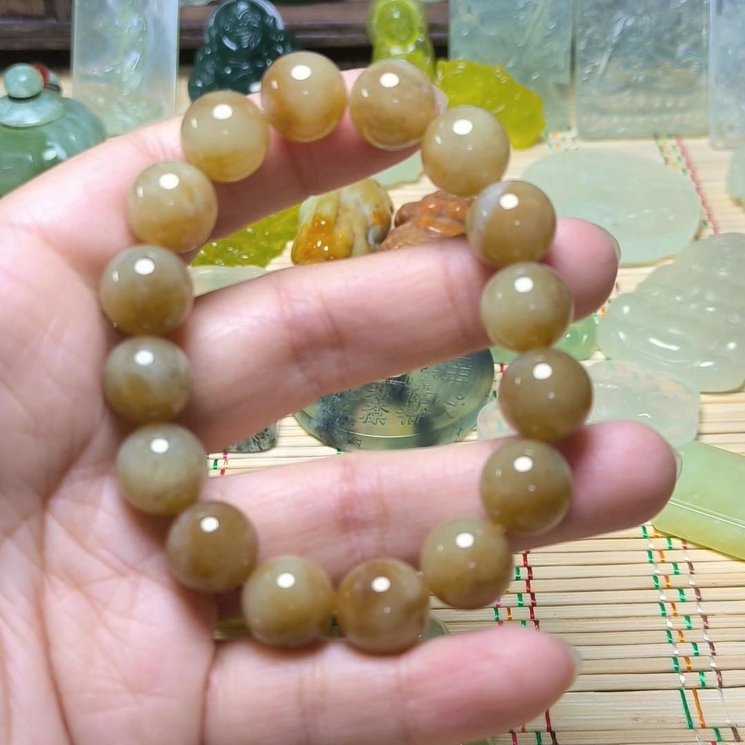 岫岩黄白老玉卡12毫米正圆珠俏色手串纯天然（多样性发其一）