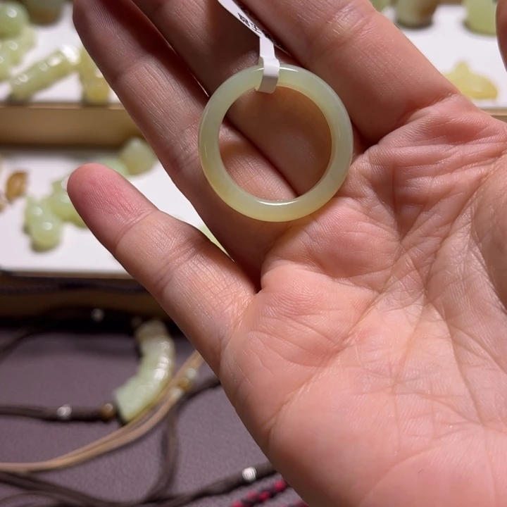 开***子和田玉未镶嵌颈饰