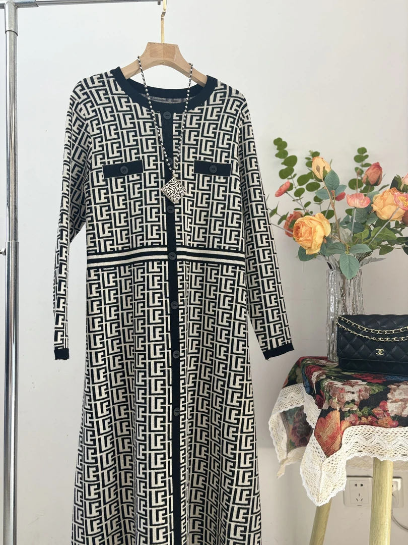 657#时尚气质女士设计师秋冬长款轻奢宽松针织连衣裙显瘦中长款