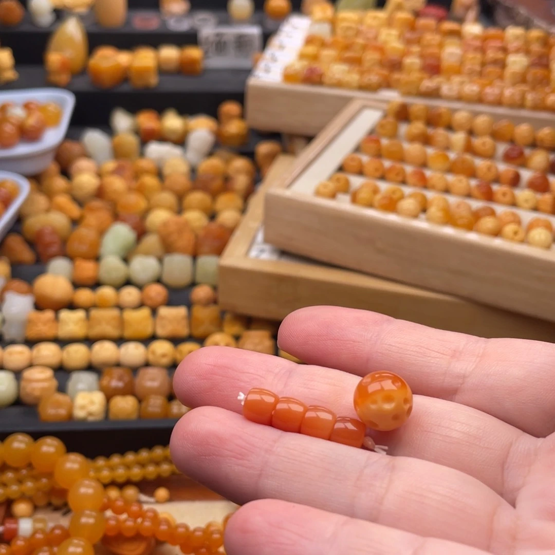 铁***哥石英质玉（缅黄）未镶嵌颈饰