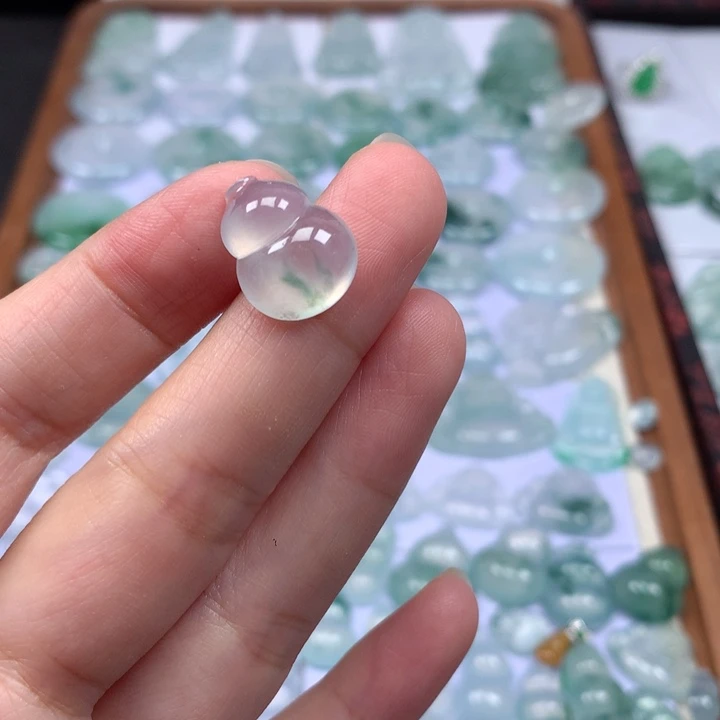 颈饰未镶嵌翡翠高冰飘花葫芦