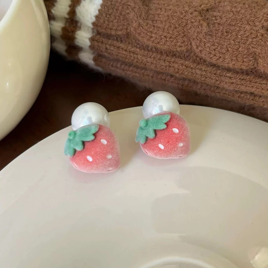 铜合金仿珍珠耳饰 植绒甜美草莓珍珠两戴式耳钉可爱小众设计感