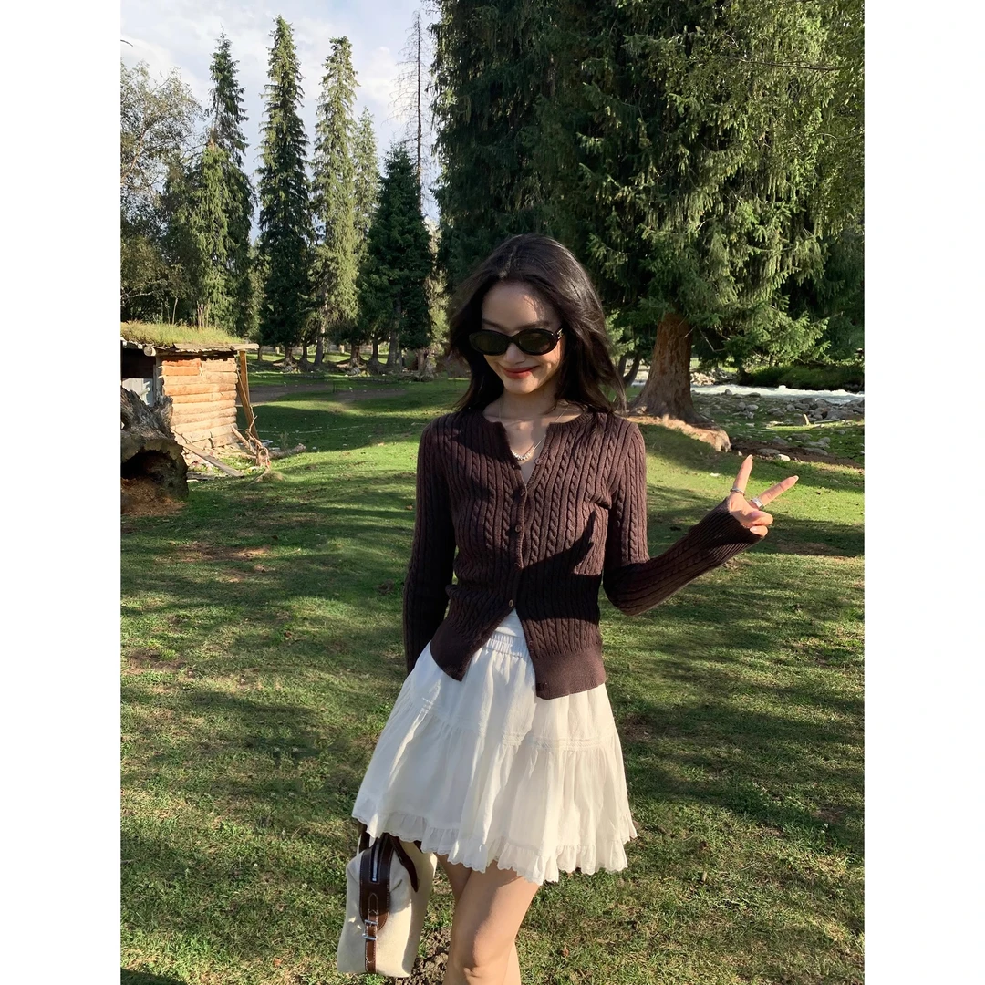 软糯毛衣长袖上衣春秋2025新款短款灰色麻花针织开衫外套女外搭