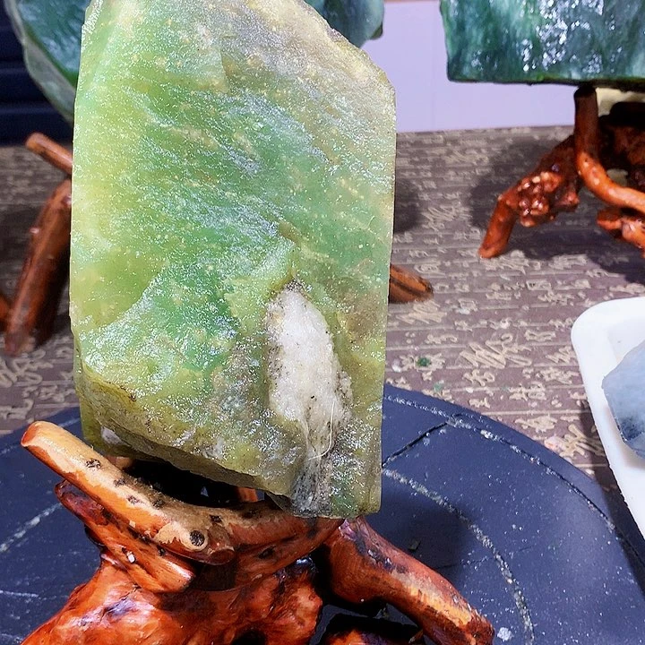 未镶嵌蛇纹石玉珠宝奇石