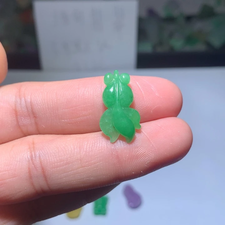 翡翠未镶嵌颈饰挂件