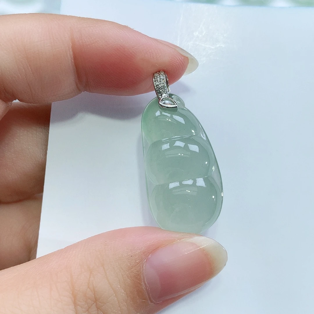 翡翠18K金镶嵌颈饰豆