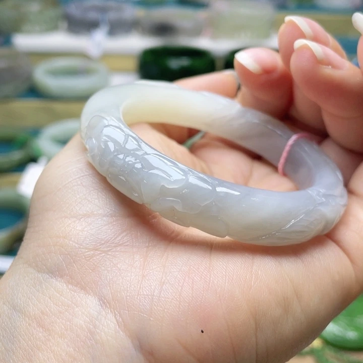 和田玉手镯53圈口。编号32未镶嵌