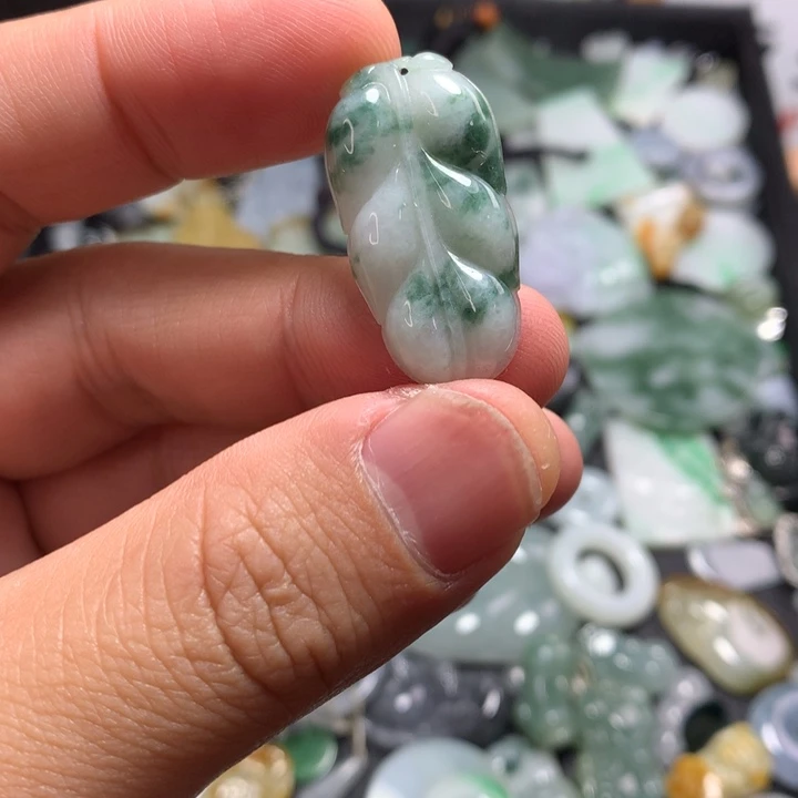 翡翠未镶嵌颈饰飘花叶子