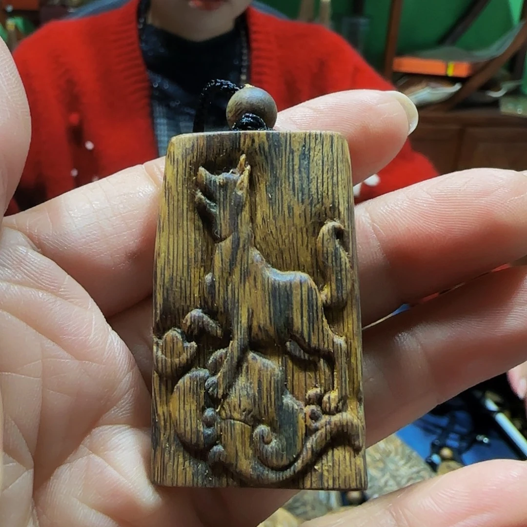 沉香碎屑沉香海南白奇乌身金丝油老料生肖狗带绳8.5克