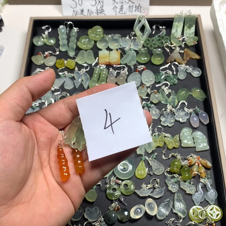 进***寻蛇纹石玉合金耳钉