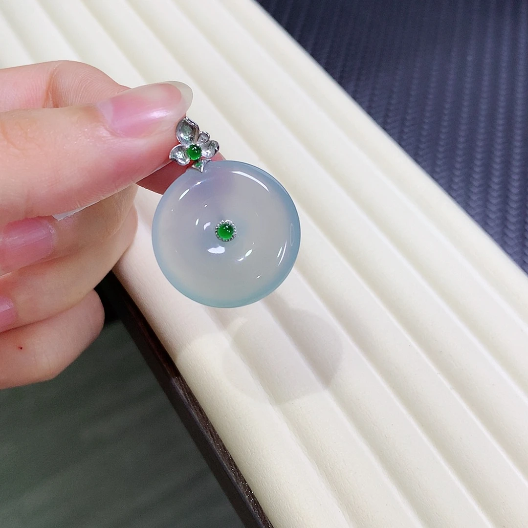 翡翠18K金镶嵌颈饰平安扣