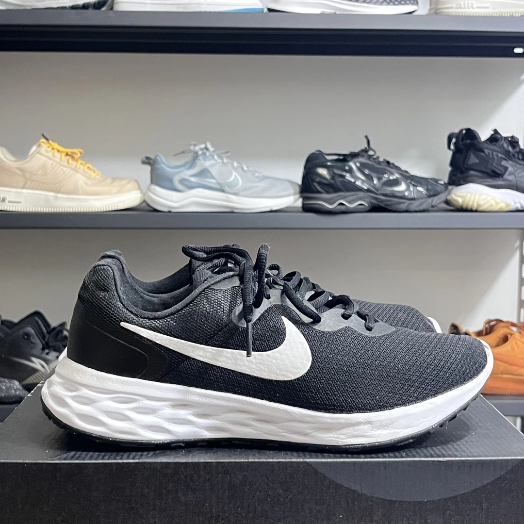 42码Nike Revolution 6 减震 华夫鞋 跑鞋 宽版/黑色/白色 二手