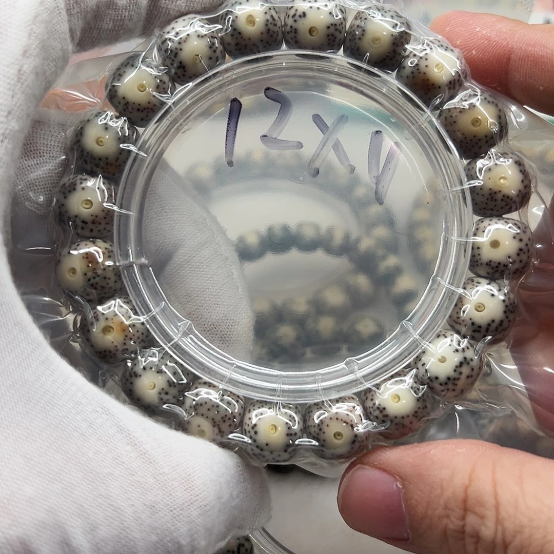 手串星月菩提12×11大眼睛黄金瞳  桌上