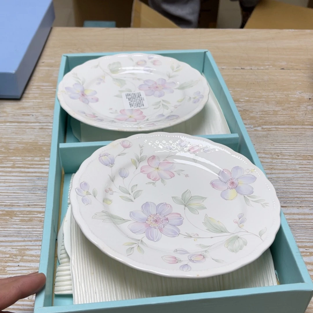 瓷片密密麻麻地排列着一个