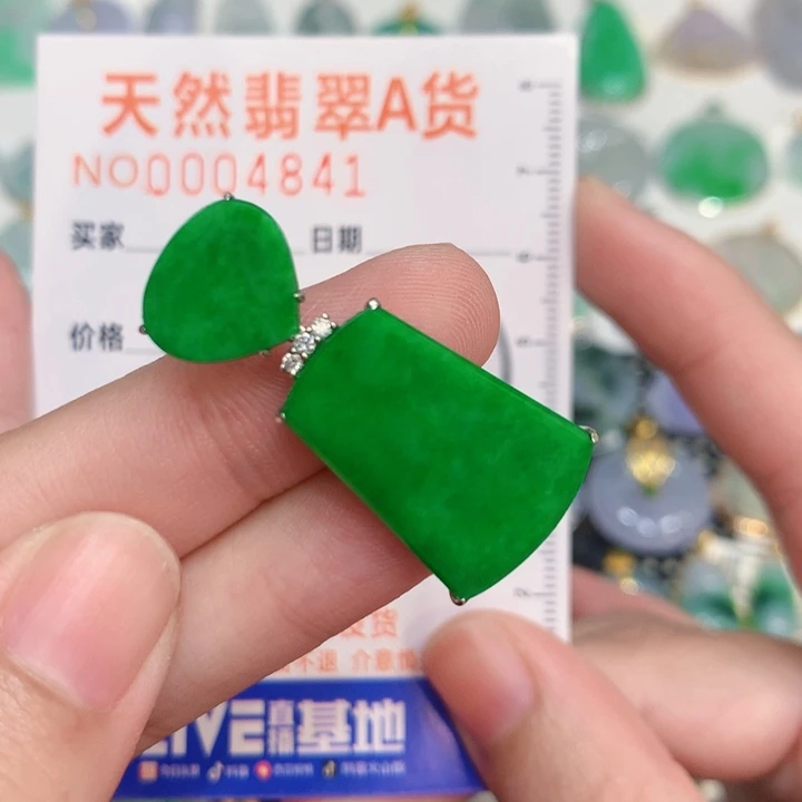 翡翠18K金镶嵌颈饰无事牌
