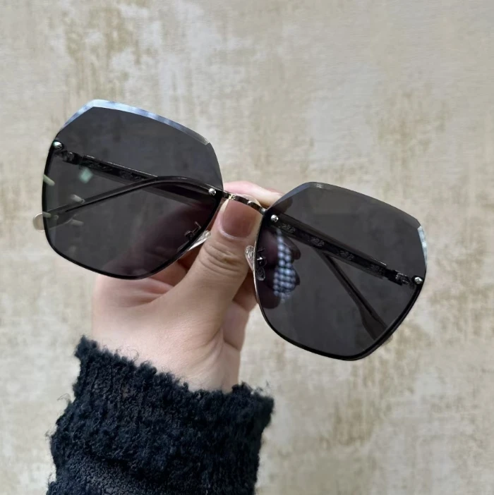 1636 时尚百搭休闲彩光墨镜 YMZ