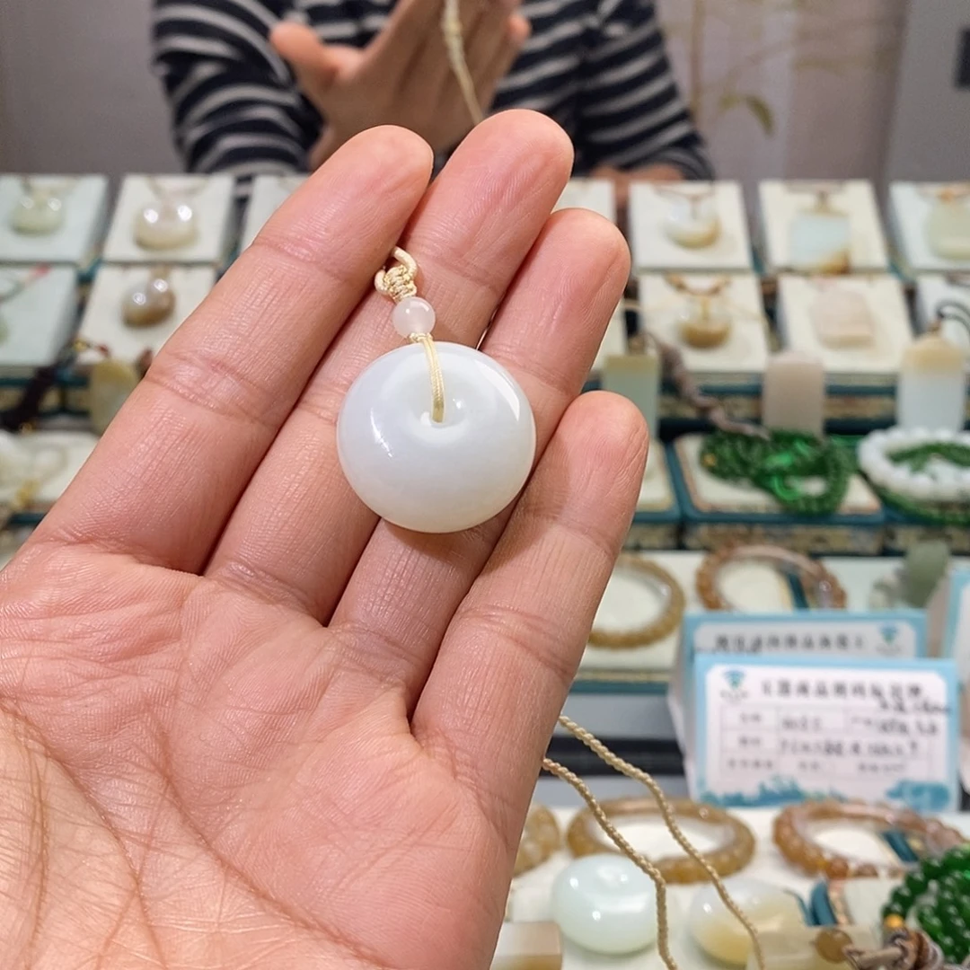 归***路和田玉未镶嵌颈饰