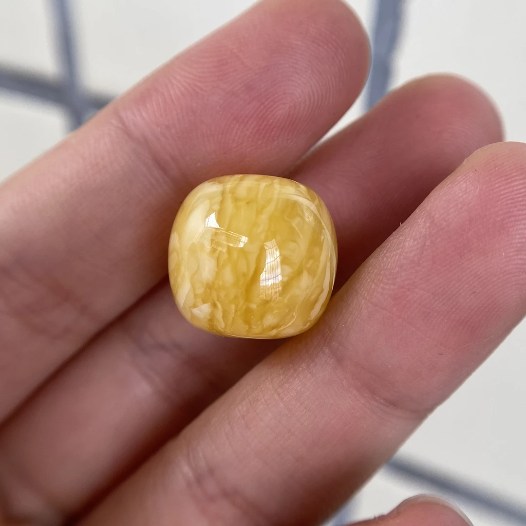 蜜蜡千层虎皮老型配饰16.0×15.0mm，内部微有些小冰花，微点小坑眼