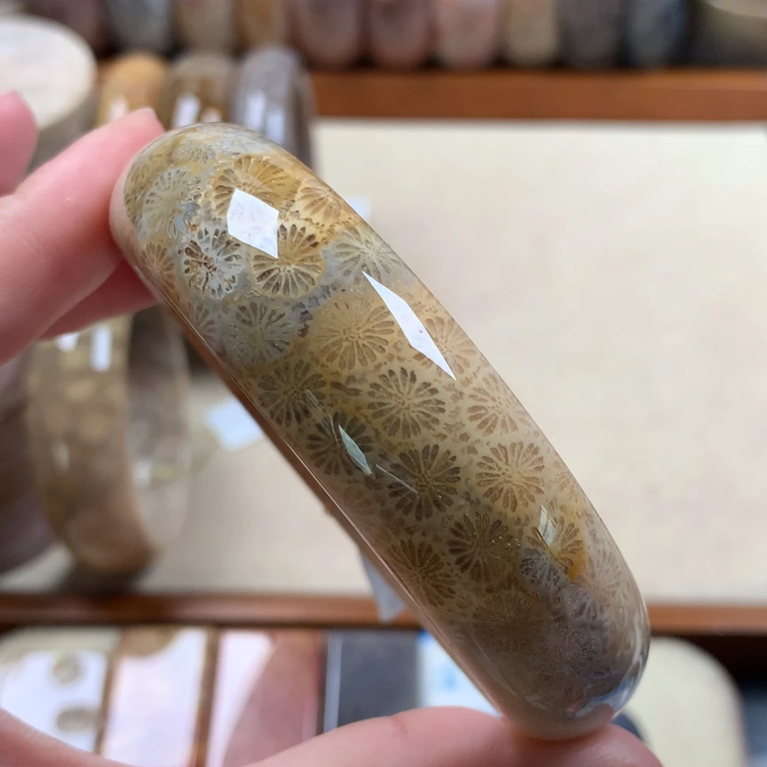 未镶嵌61圈口漏150/个。40硅化珊瑚（珊瑚玉）