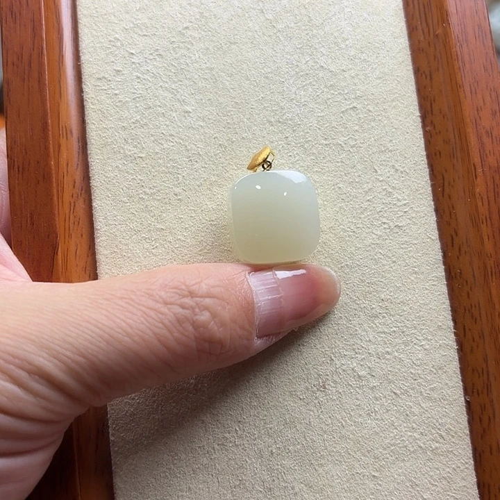 乐***妈和田玉18K金镶嵌颈饰