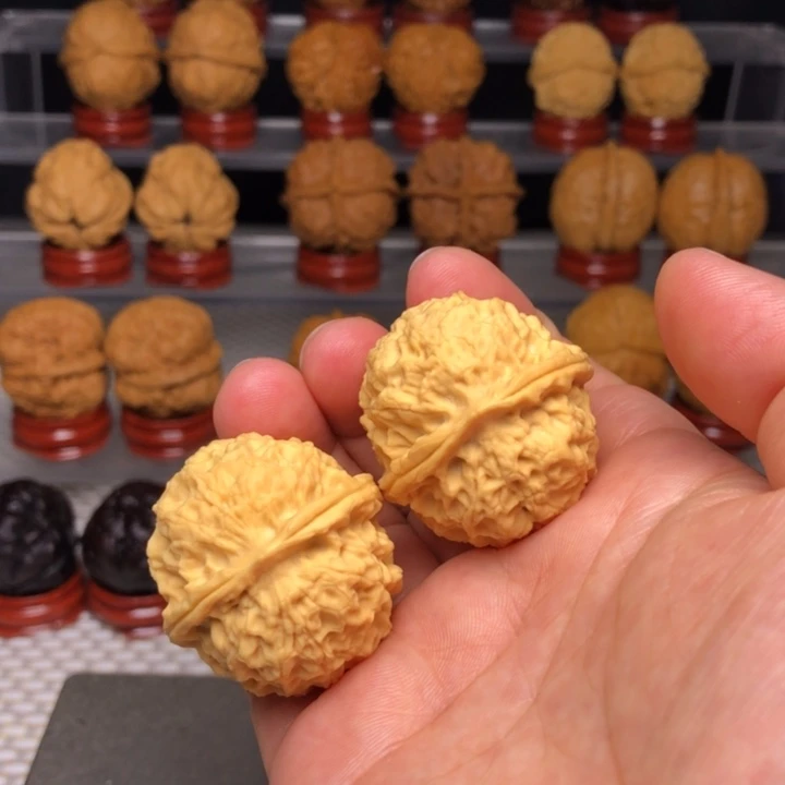 文玩核桃把件8珊瑚纹绣球