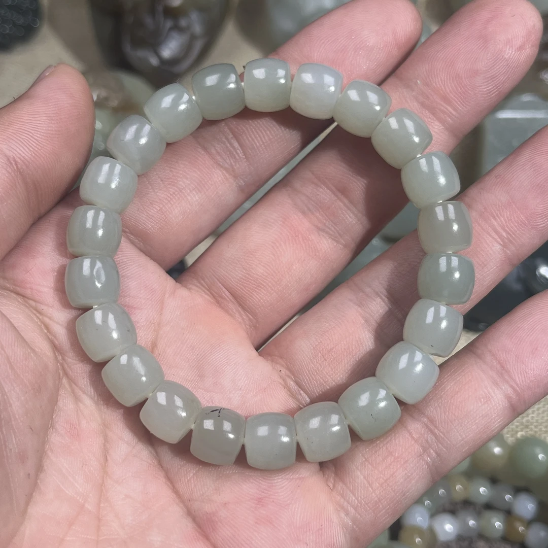 新疆和田玉且末料，卡10直切手串，颜色不是特别的均匀