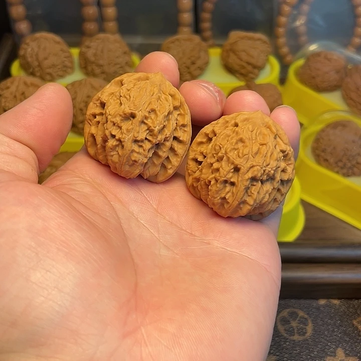 文玩核桃吊坠38尺虎头