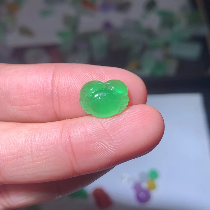 翡翠未镶嵌颈饰挂件