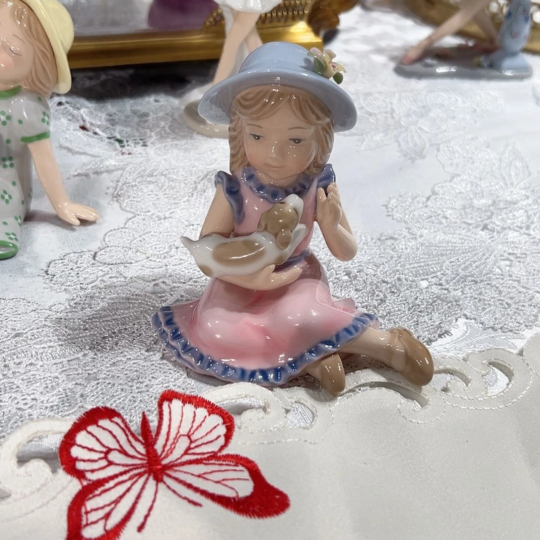 陶瓷0163骨瓷抱狗女孩摆件