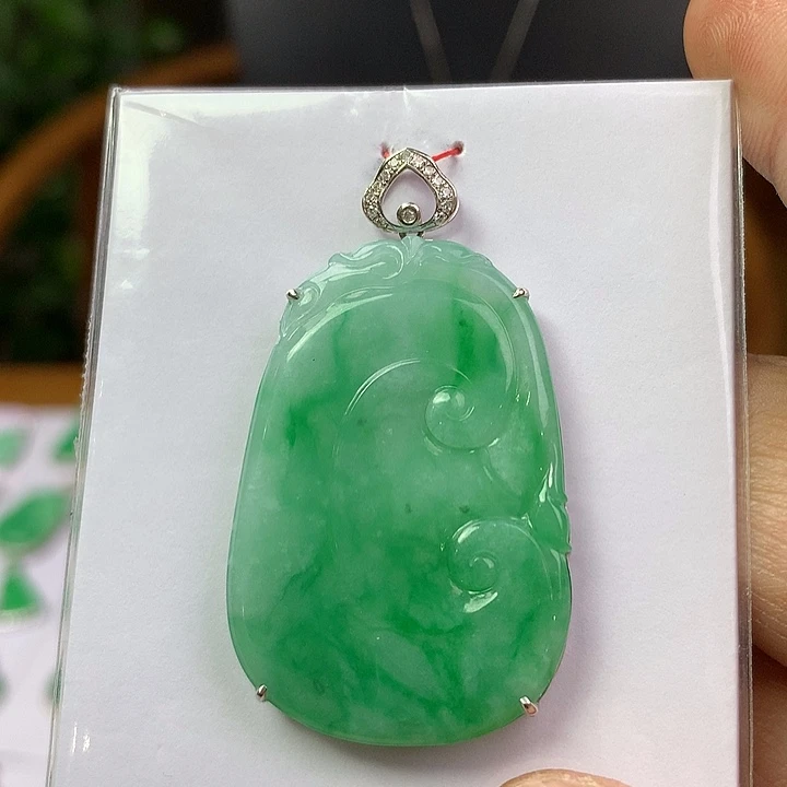 翡翠18K金镶嵌颈饰